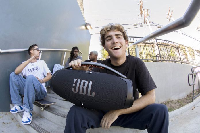 A Boombox 3, da JBL, é sob medida para animar festas ao ar livre