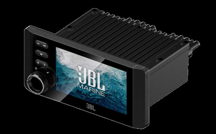 Novos sistemas de áudio estéreo para veículos terrestres e embarcações da JBL contam com tecnologias arrojadas.